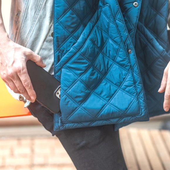 Puffer Hug 418 Scarf. Three pocket puffer scarf, vest - Picture 9 of 11